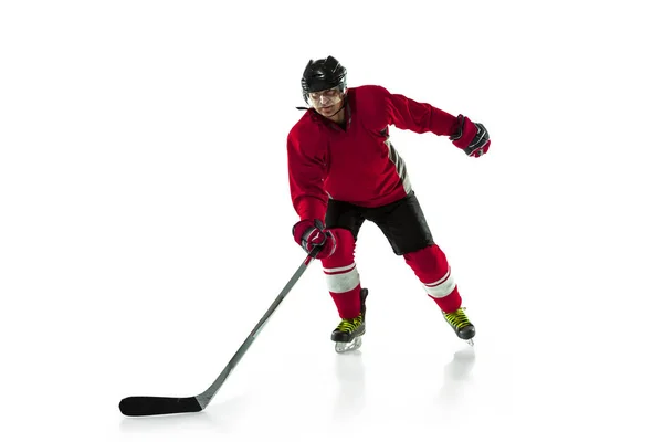 얼음 코트에 막대기를 달고 배경을 흰색으로 한 남자 하키 선수 — 스톡 사진