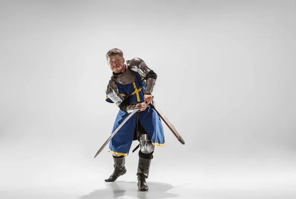 Хоробрий броньований лицар, що бореться ізольовано на білому фоні студії — стокове фото