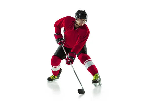 Joueur de hockey masculin avec le bâton sur le terrain de glace et fond blanc — Photo