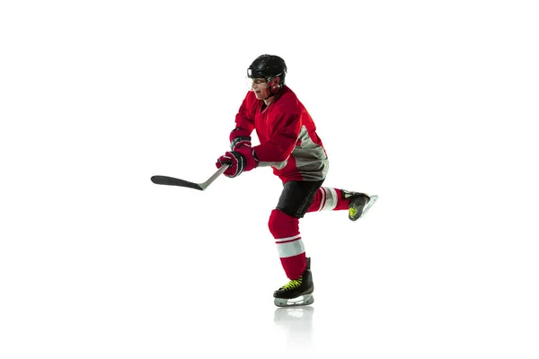 Jugador de hockey masculino con el palo en la pista de hielo y fondo blanco — Foto de Stock