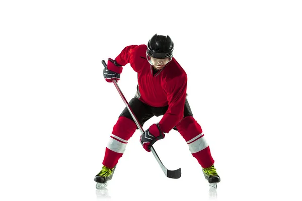 Jugador de hockey masculino con el palo en la pista de hielo y fondo blanco — Foto de Stock