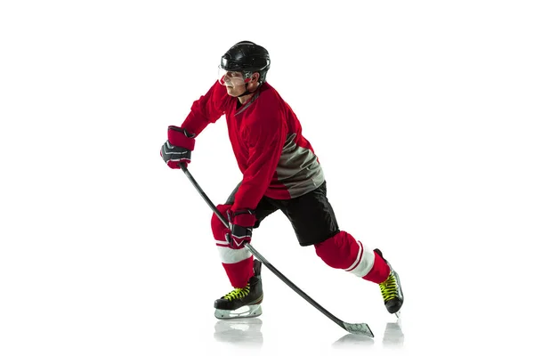 Jogador de hóquei masculino com a vara na quadra de gelo e fundo branco — Fotografia de Stock