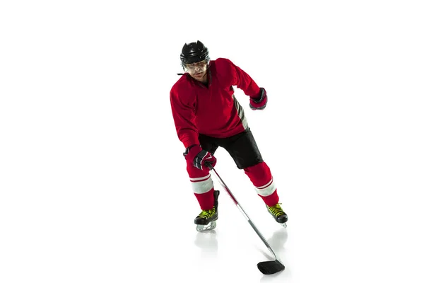 Jugador de hockey masculino con el palo en la pista de hielo y fondo blanco — Foto de Stock