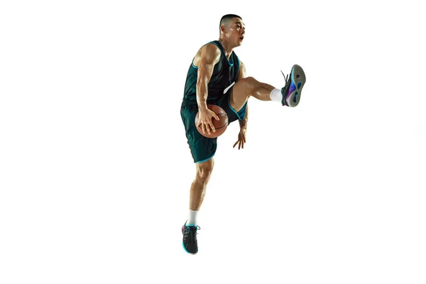 Entrenamiento de jugador de baloncesto joven aislado en fondo blanco estudio —  Fotos de Stock
