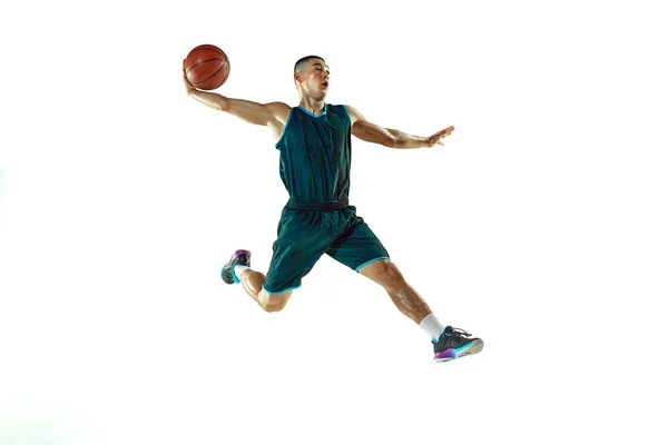 Entrenamiento de jugador de baloncesto joven aislado en fondo blanco estudio —  Fotos de Stock