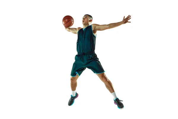 Junger Basketballspieler trainiert isoliert auf weißem Studiohintergrund — Stockfoto