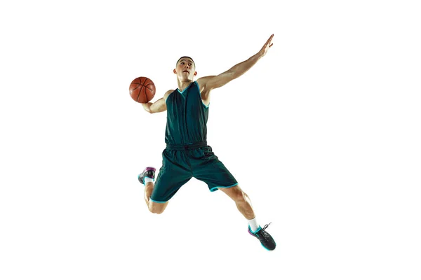 Jovem jogador de basquete treinando isolado no fundo do estúdio branco — Fotografia de Stock