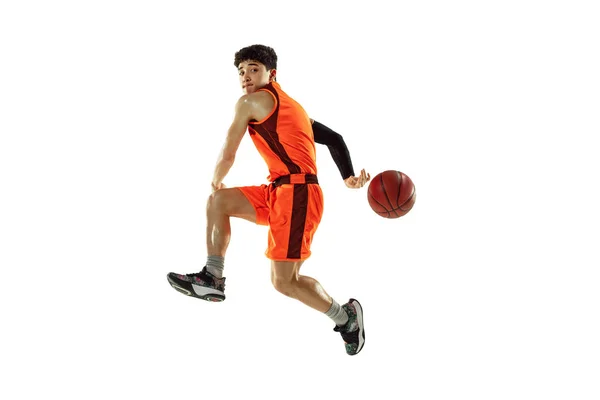 Mladý basketbalista trénink izolované na bílém pozadí studia — Stock fotografie