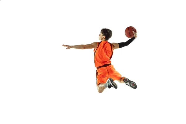 Навчання молодого баскетболіста ізольовано на білому фоні студії — стокове фото