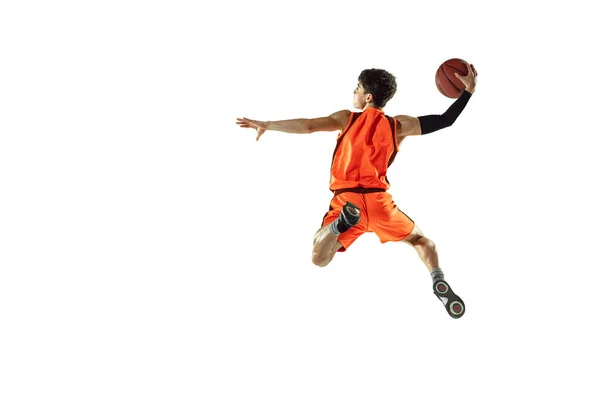 Jovem jogador de basquete treinando isolado no fundo do estúdio branco — Fotografia de Stock