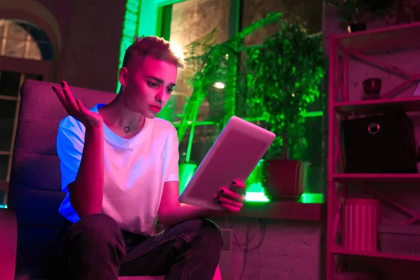 Cinematisch portret van knappe jonge vrouw in neon verlichte interieur — Stockfoto