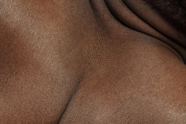 Textura de piel humana. Acercamiento del cuerpo masculino afroamericano — Foto de Stock