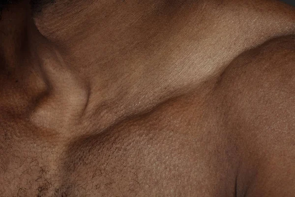 Textura de piel humana. Acercamiento del cuerpo masculino afroamericano —  Fotos de Stock