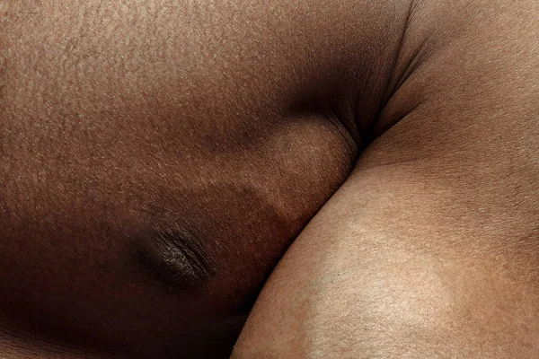 Textura de piel humana. Acercamiento del cuerpo masculino afroamericano —  Fotos de Stock