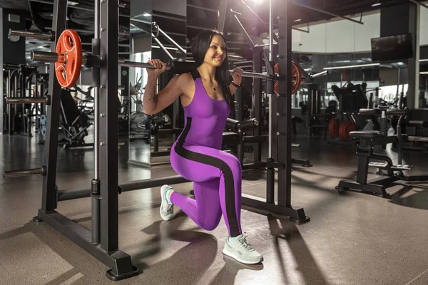 Spor salonunda sıkı çalışan bayan sporcu. Fitness ve sağlıklı yaşam konsepti. — Stok fotoğraf
