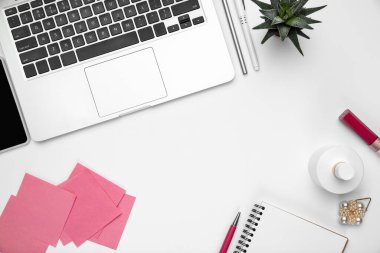 Düz yat, maket yap. Kadınsı ev ofis çalışma alanı, kopyalanma alanı