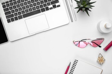 Düz yat, maket yap. Kadınsı ev ofis çalışma alanı, kopyalanma alanı