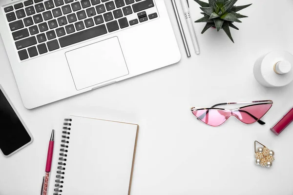 Flat lay, mock-up. Feminine home office workspace, copyspace — Stock Photo, Image