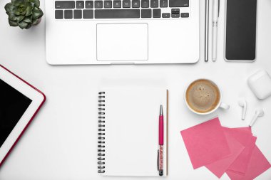 Düz yat, maket yap. Kadınsı ev ofis çalışma alanı, kopyalanma alanı