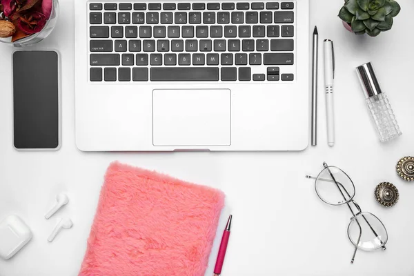 Flat lay, mock-up. Feminine home office workspace, copyspace — Stock Photo, Image