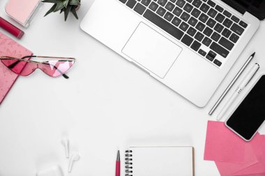 Düz yat, maket yap. Kadınsı ev ofis çalışma alanı, kopyalanma alanı