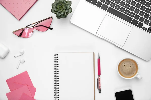 Flat lay, mock-up. Feminine home office workspace, copyspace — Stock Photo, Image