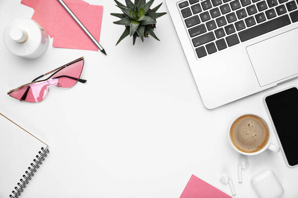 Плоский лежал, макет. Женское рабочее место домашнего офиса, копирайт
