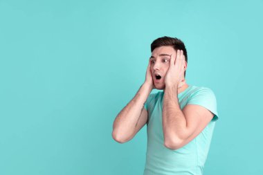 Mavi stüdyo arka planında beyaz erkek portresi