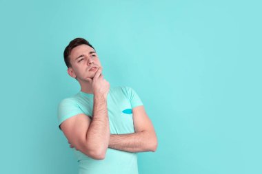 Mavi stüdyo arka planında beyaz erkek portresi