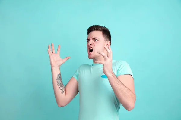 Caucásico joven mans retrato en azul estudio fondo —  Fotos de Stock