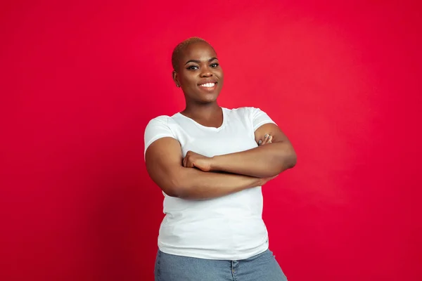 Афро-американская молодежь портрет на красном фоне — стоковое фото
