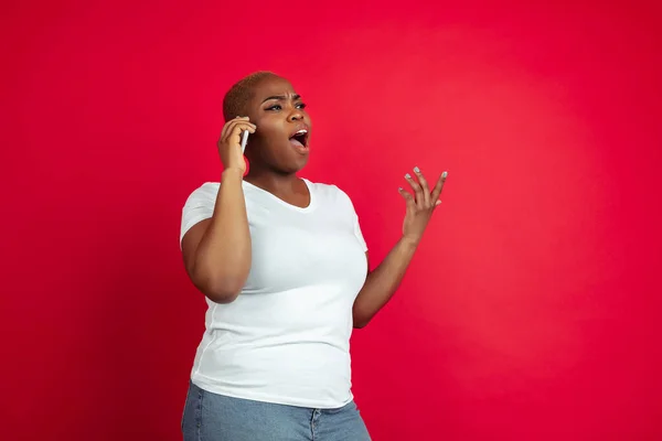 Retrato de mulheres jovens afro-americanas sobre fundo vermelho — Fotografia de Stock