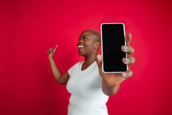 Retrato de mujeres jóvenes afroamericanas sobre fondo rojo —  Fotos de Stock