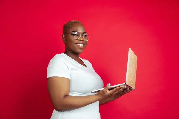 Retrato de mulheres jovens afro-americanas sobre fundo vermelho — Fotografia de Stock