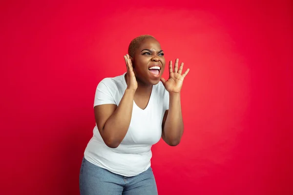 Retrato de mulheres jovens afro-americanas sobre fundo vermelho — Fotografia de Stock