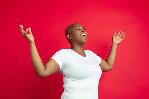 Афро-американская молодежь портрет на красном фоне — стоковое фото