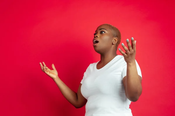 Retrato de mulheres jovens afro-americanas sobre fundo vermelho — Fotografia de Stock