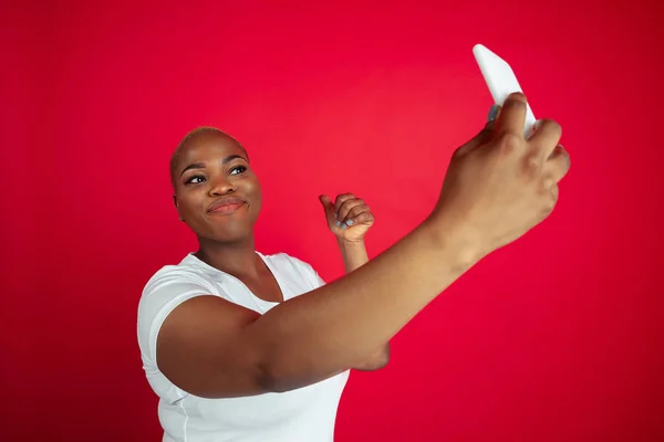 Retrato de mujeres jóvenes afroamericanas sobre fondo rojo —  Fotos de Stock