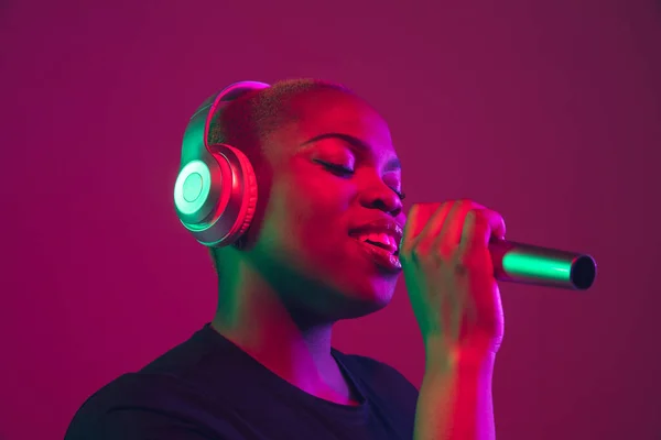 Retrato de mujeres jóvenes afroamericanas sobre fondo rosa púrpura —  Fotos de Stock