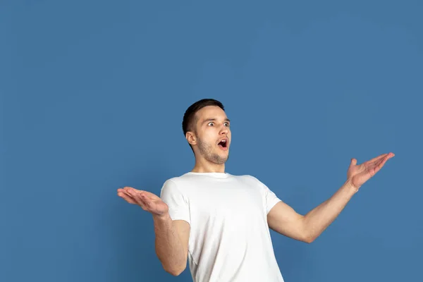 Branco jovem mans retrato no azul estúdio fundo — Fotografia de Stock