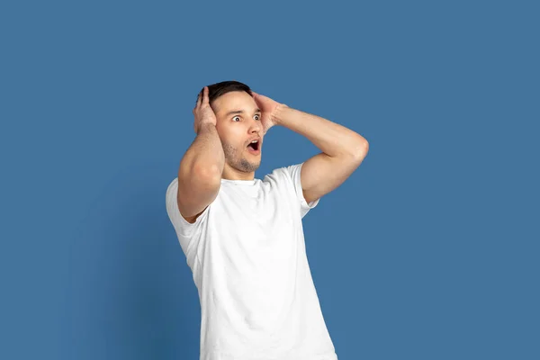 Branco jovem mans retrato no azul estúdio fundo — Fotografia de Stock