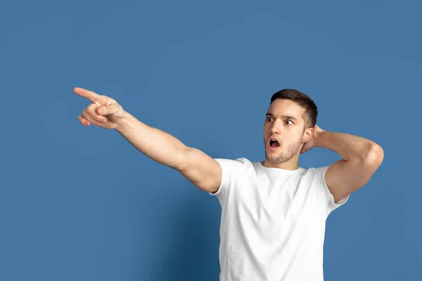 Kaukasische jonge mannen portret op blauwe studio achtergrond — Stockfoto