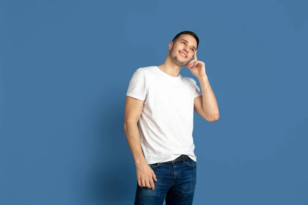 Kaukasische junge Männer Porträt auf blauem Studiohintergrund — Stockfoto