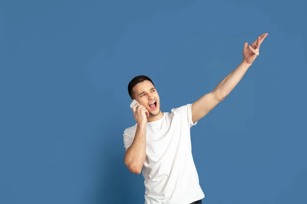 Branco jovem mans retrato no azul estúdio fundo — Fotografia de Stock