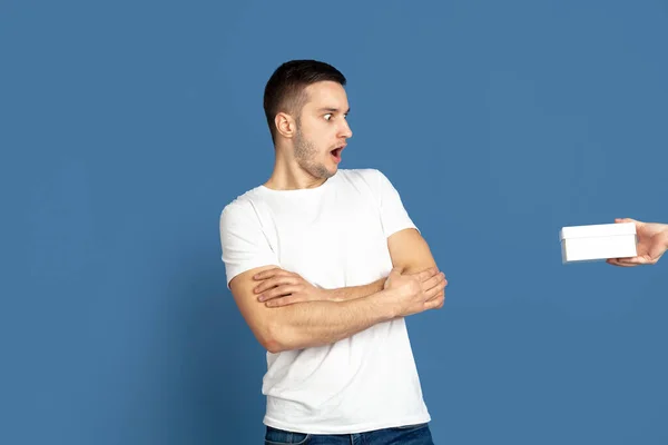 Caucasian young mans portrait on blue studio background — Stock Photo, Image