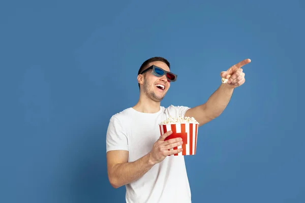 Caucásico joven mans retrato en azul estudio fondo —  Fotos de Stock