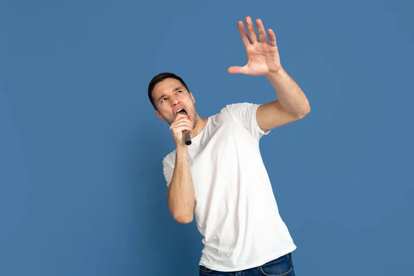 Caucasian young mans portrait on blue studio background — Stock Photo, Image