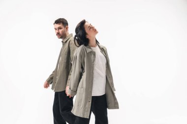 Beyaz stüdyo arka planında izole edilmiş moda bir çift.