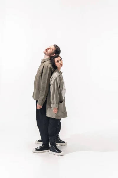 Trendige modische Paar isoliert auf weißem Studiohintergrund — Stockfoto