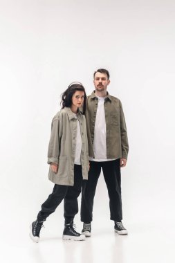 Beyaz stüdyo arka planında izole edilmiş moda bir çift.